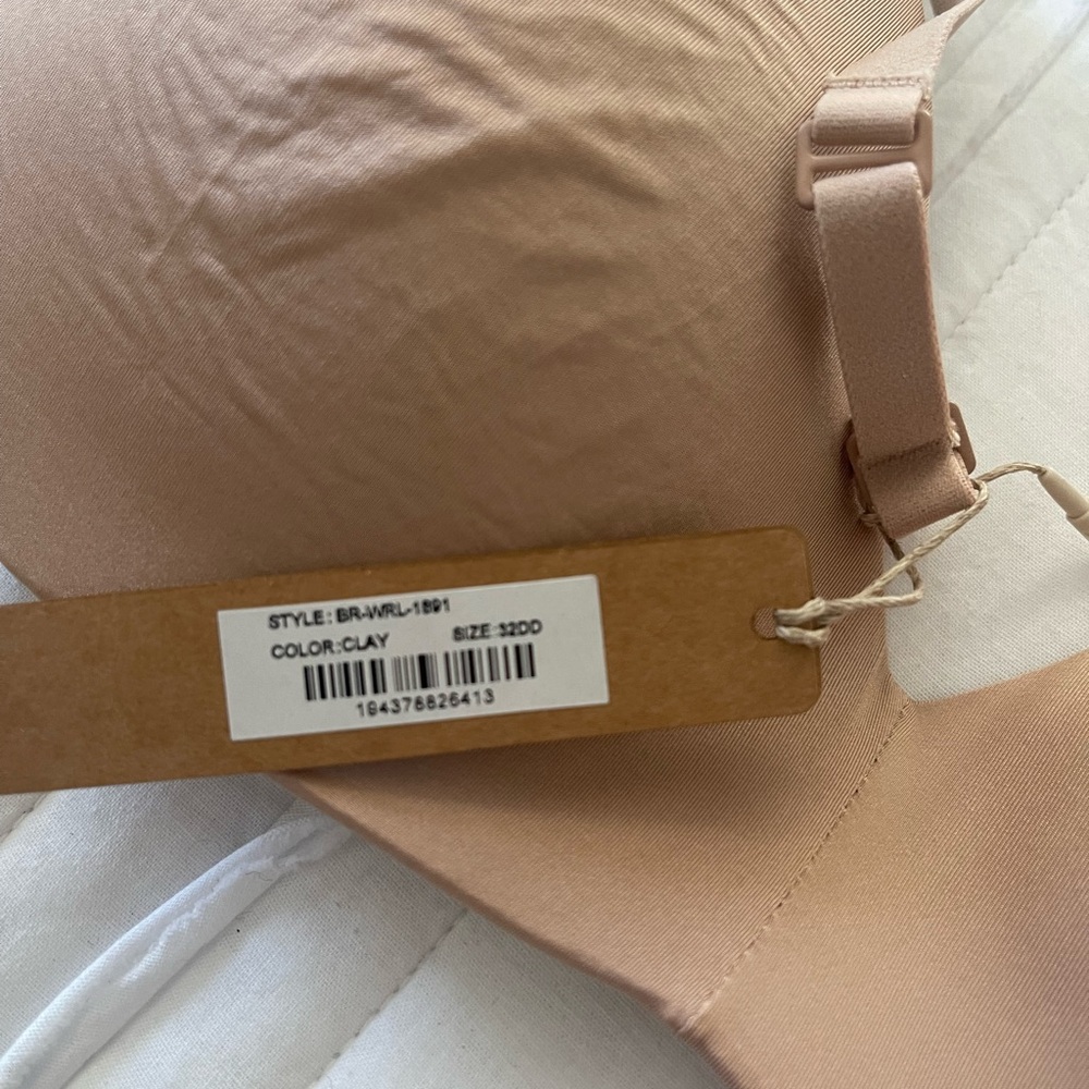 SKIMS Smooth Contour Bra in Light Tan - Picture 5 of 6